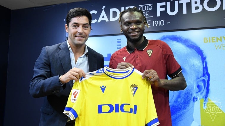 Borja Lasso y Rominigue Kouamé durante la presentación del centrocampista como nuevo jugador del Cádiz CF.