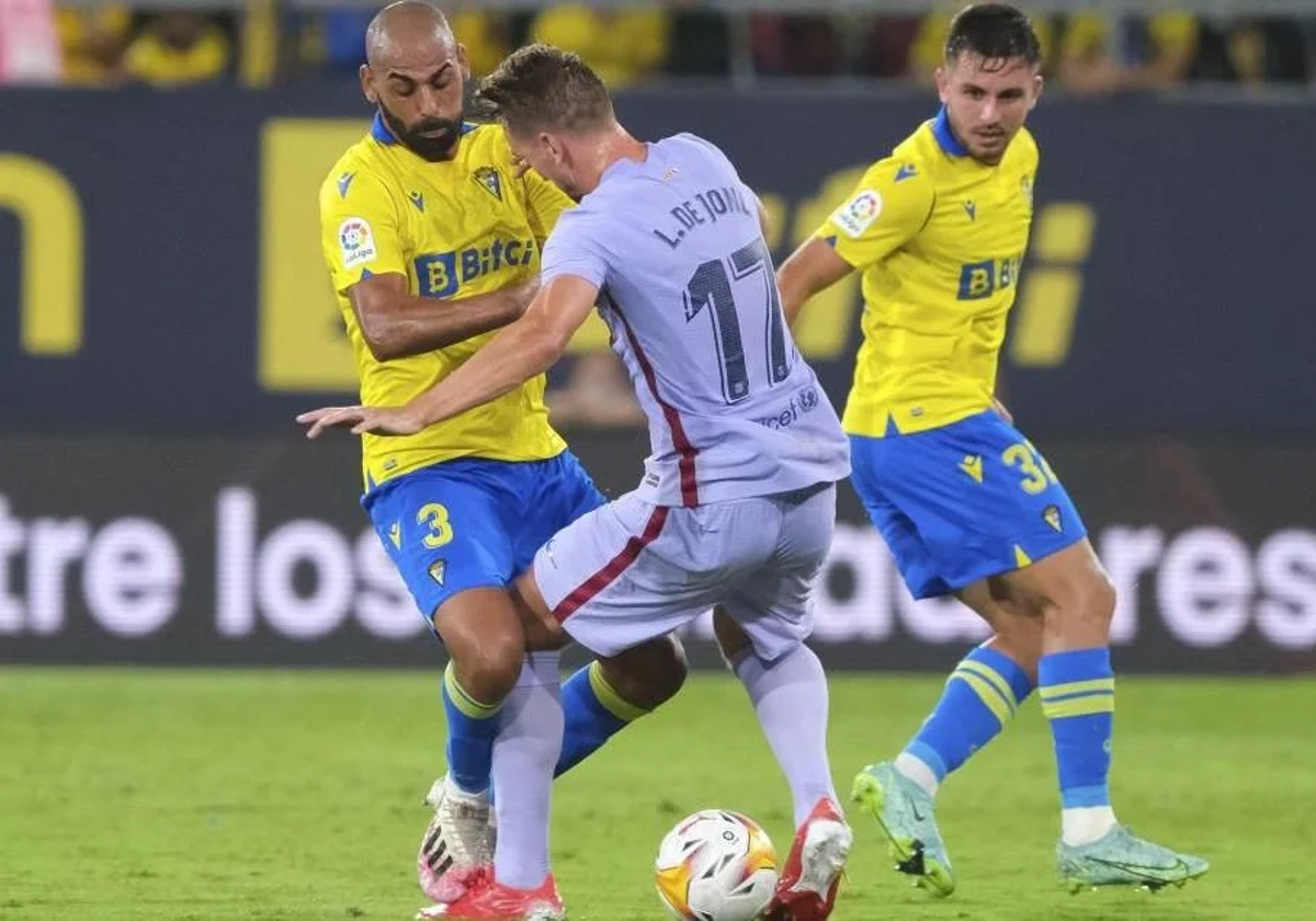 Fali, Chust y De Jong en uno de los últimos Cádiz - Barça