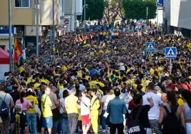 (VÍDEO) La marea amarilla lleva en volandas al Cádiz CF para recibir al Barça