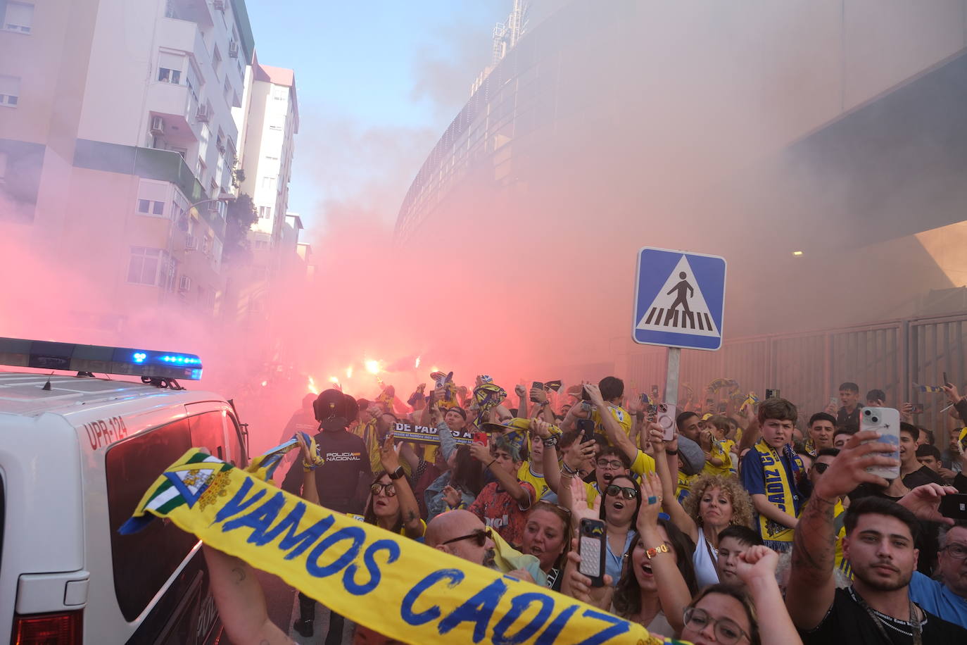 Galería de imágenes del espectacular recibimiento al Cádiz antes del partido contra el Barcelona