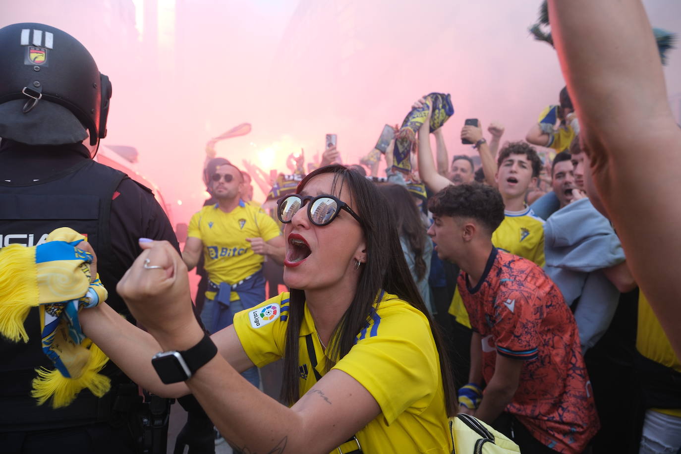 Galería de imágenes del espectacular recibimiento al Cádiz antes del partido contra el Barcelona