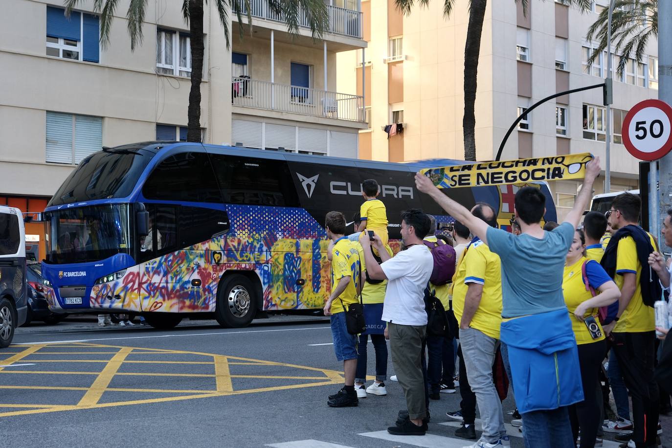 Galería de imágenes del espectacular recibimiento al Cádiz antes del partido contra el Barcelona