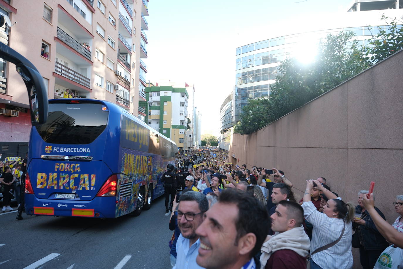 Galería de imágenes del espectacular recibimiento al Cádiz antes del partido contra el Barcelona