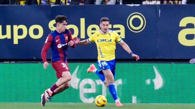 Javi Hernández recibió una cartulina amarilla ante el Barça.