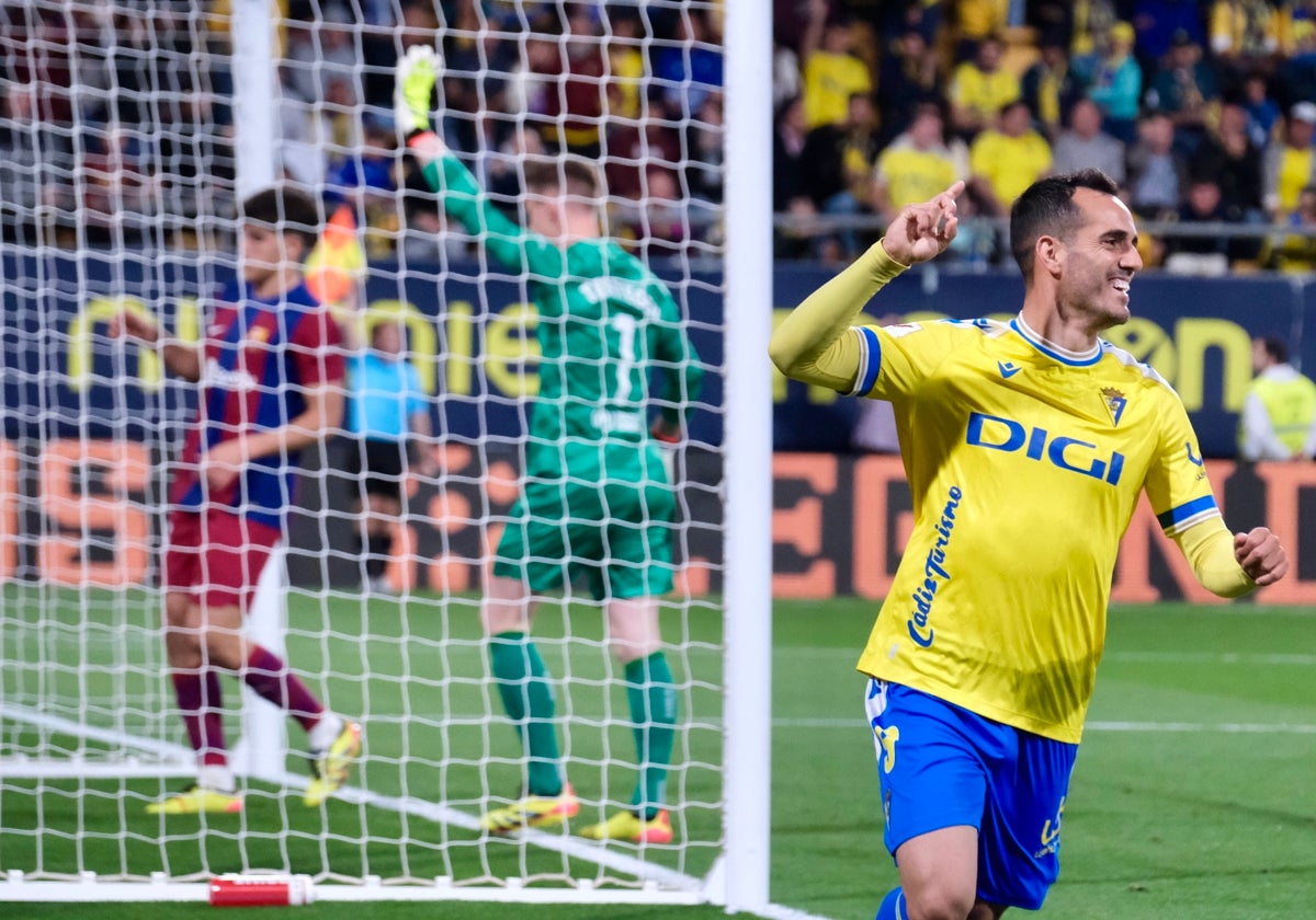 Juanmi es indiscutible en el once del Cádiz CF.