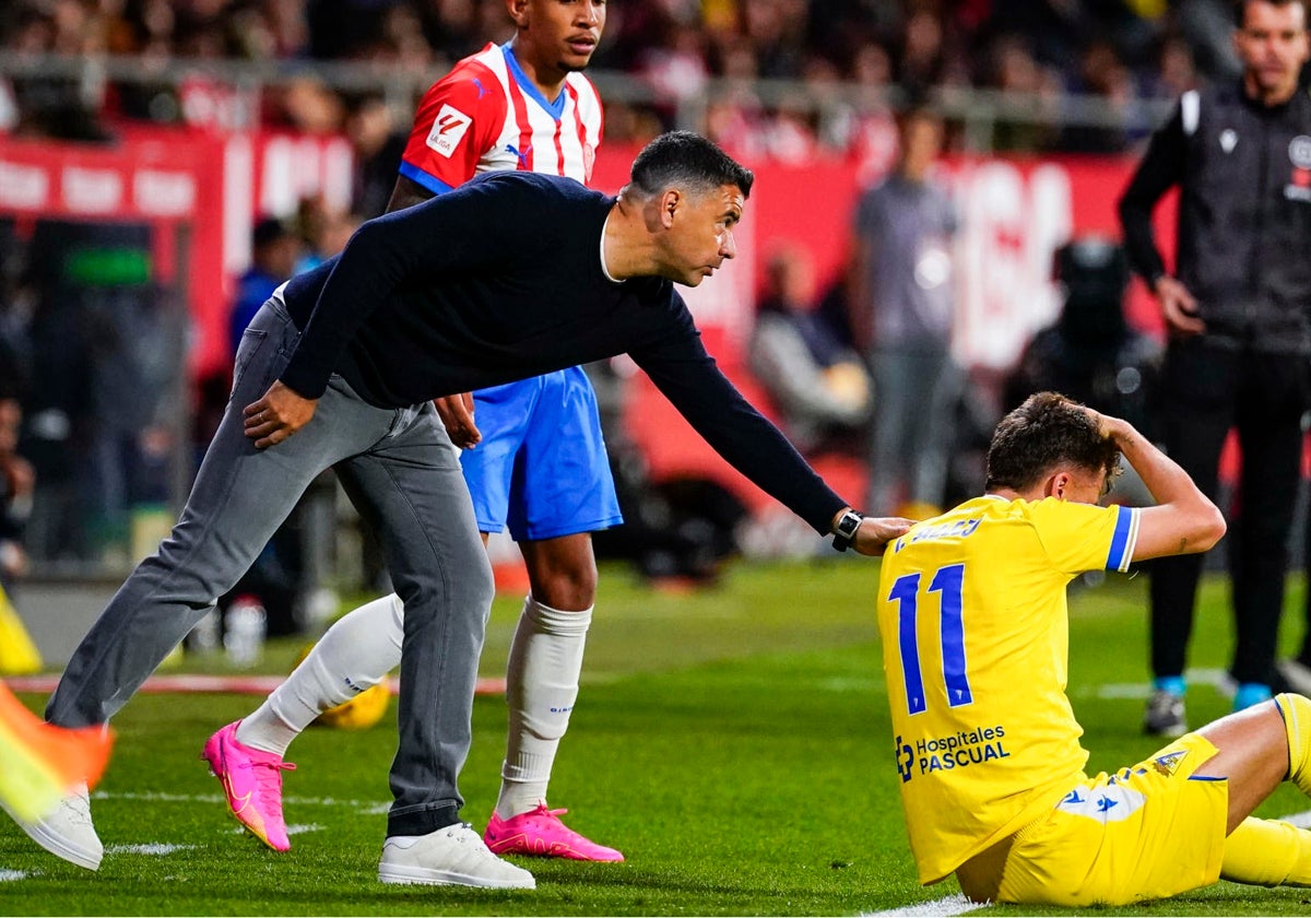 Michel se preocupa por Alejo en el partido en Girona