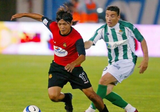 El bermellón Okubo en el partido ante el Betis en el que el Mallorca se salvó en 2005.