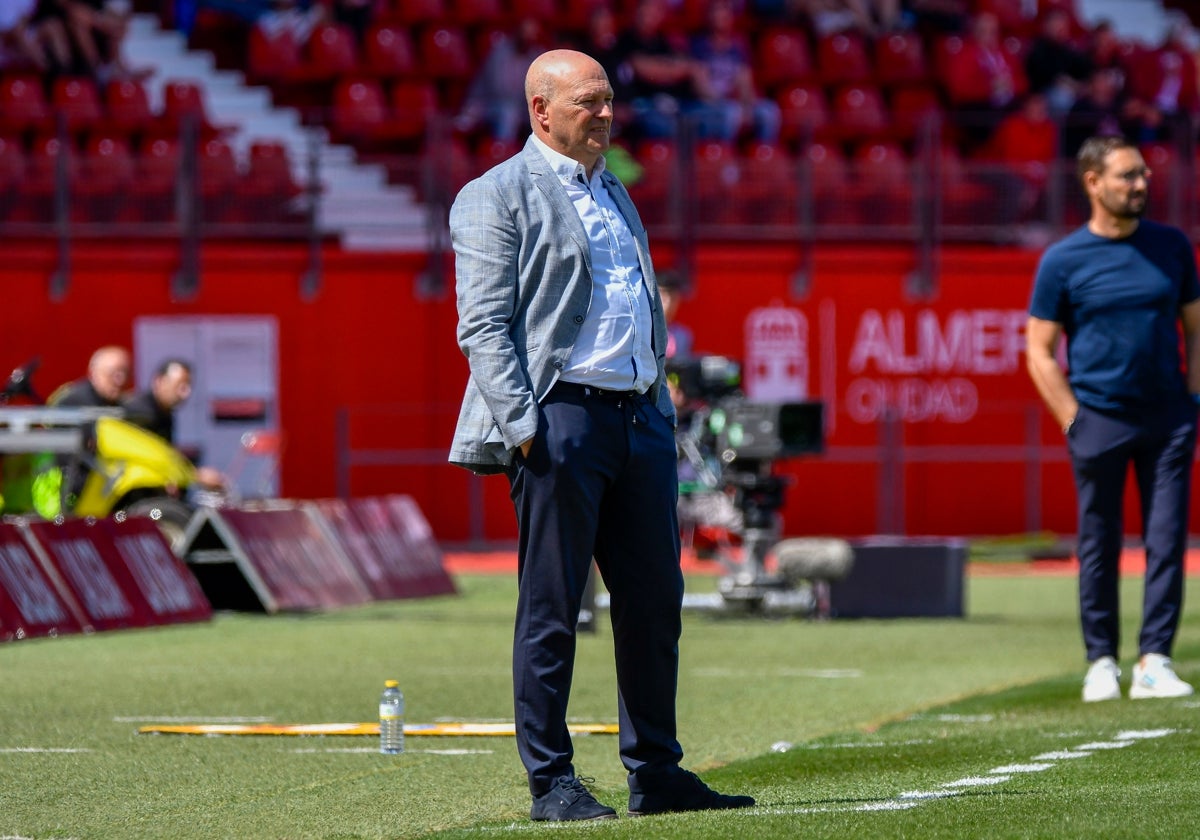 Pepe Mel, entrenador del Almería, con Bordalás al fondo..