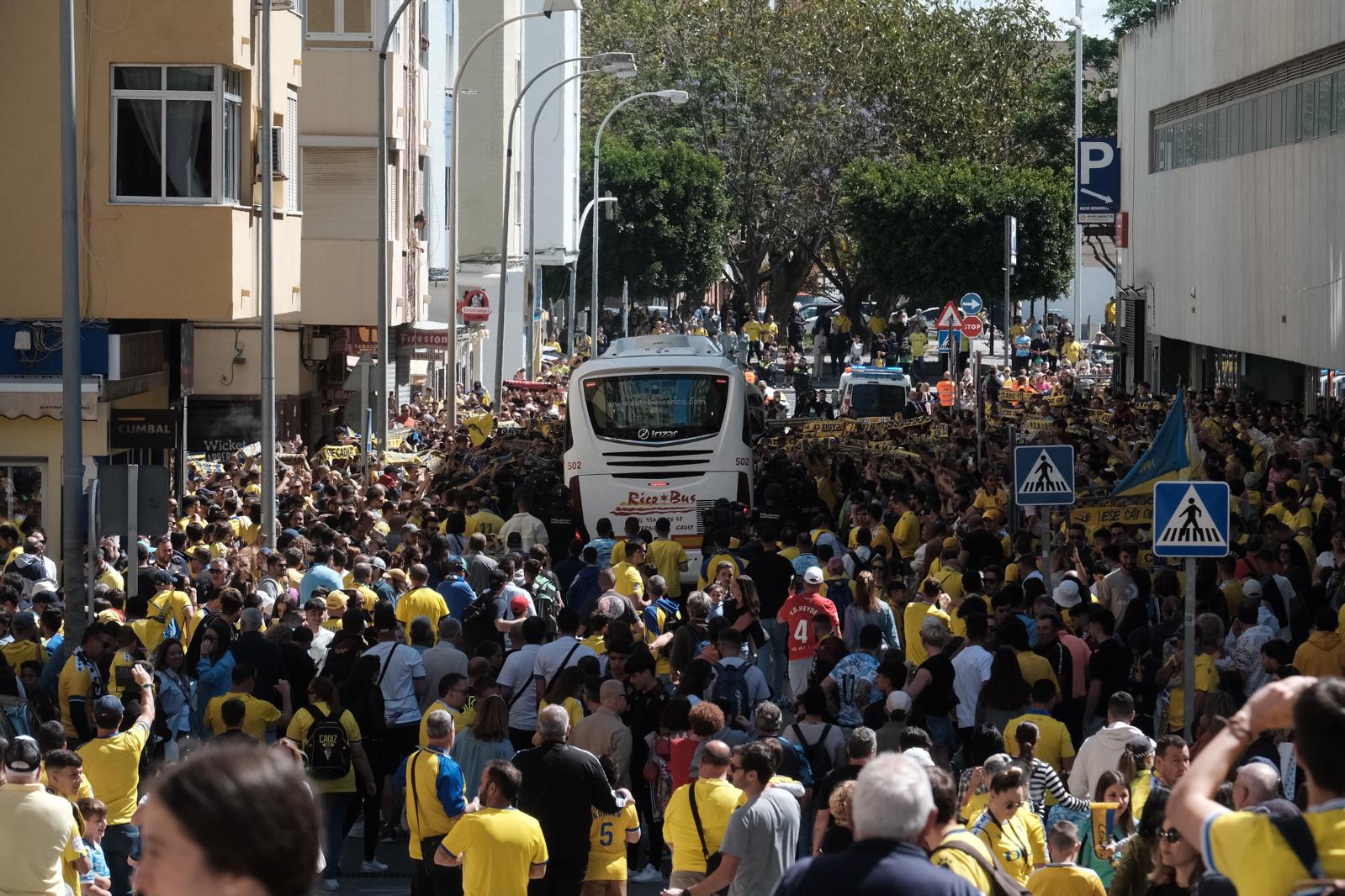 La afición abriga al equipo antes de la final con el Mallorca