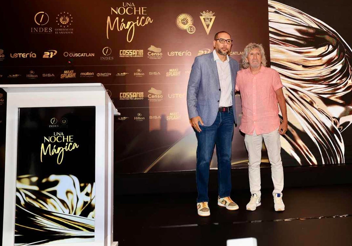 Yamil Bukele junto a Mágico González durante la presentaicón de 'Una Noche Mágica'.