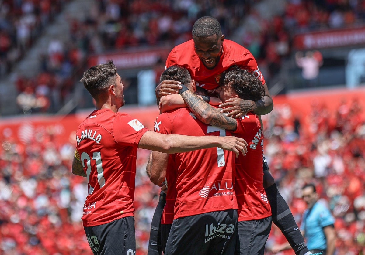 Los jugadores del Mallorca celebran el tanto de Gio