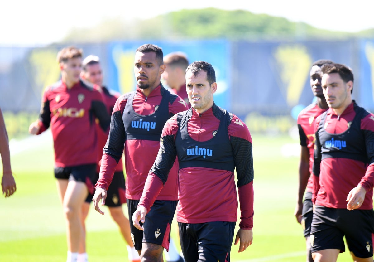 Camino. Juanmi, Pires e Iza, durante un entrenamiento.