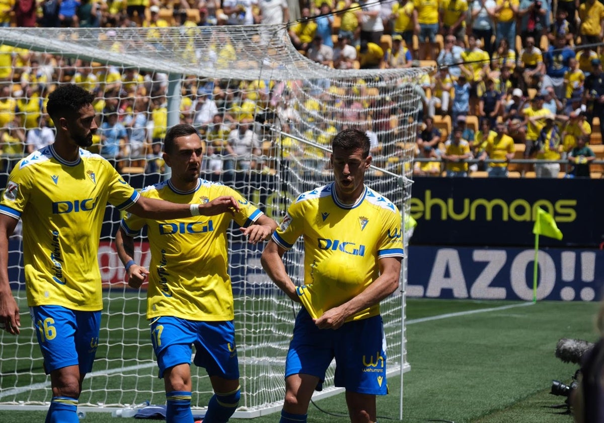 Alcaraz adelantó al Cádiz de penalti.