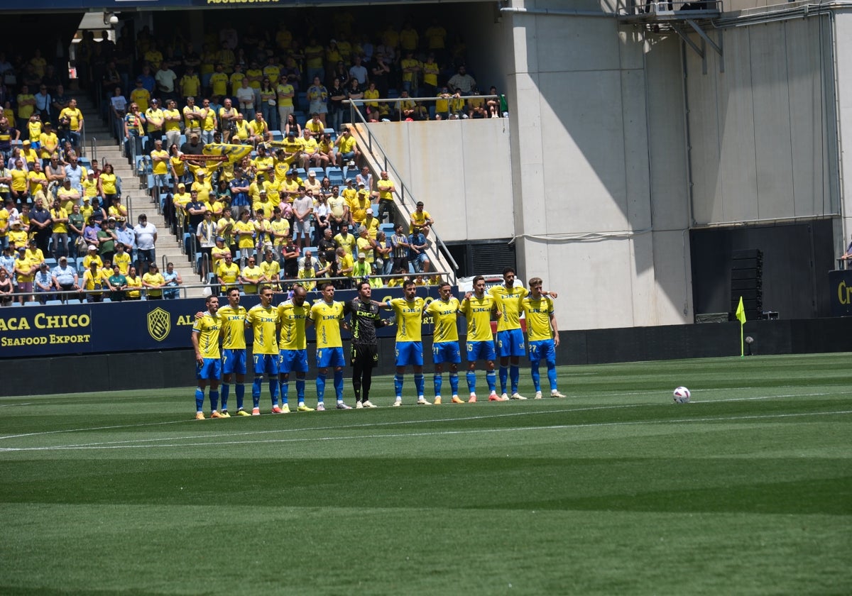 El once inicial del Cádiz, instantes previos al comienzo del encuentro