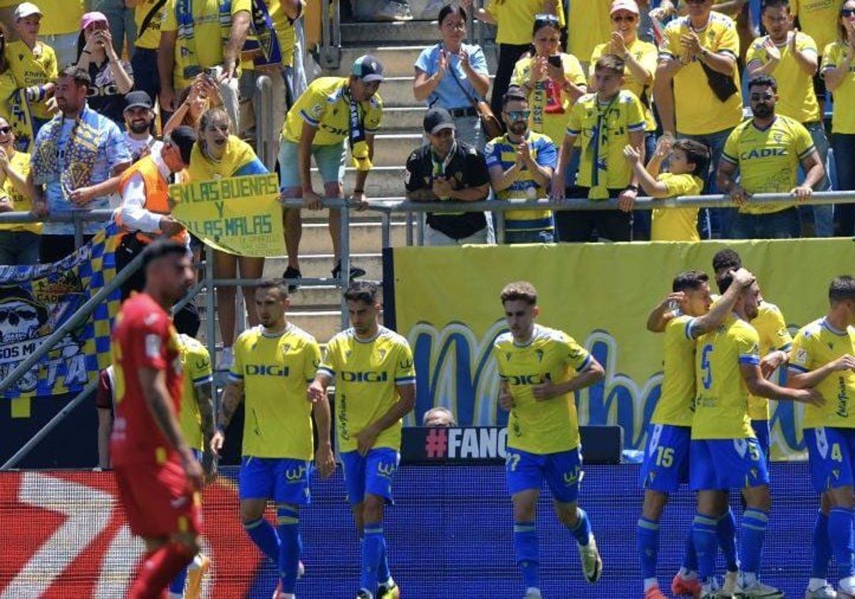 Los jugadores del Cádiz celebran el gol de Alcaraz