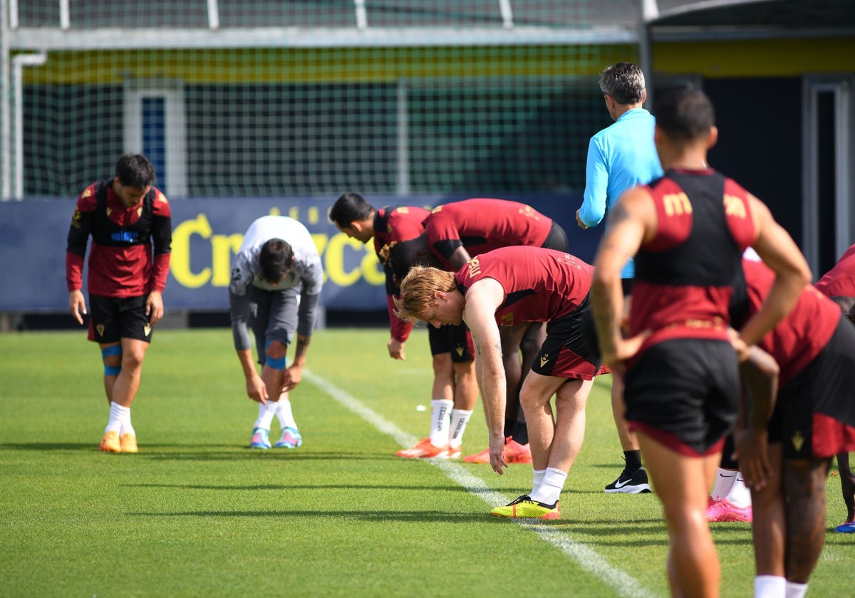 Los jugadores del Cádiz atienden las explicaciones del fisio.