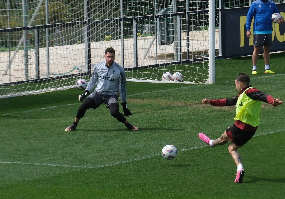 El Cádiz CF necesita afinar la puntería ante la UD Las Palmas.