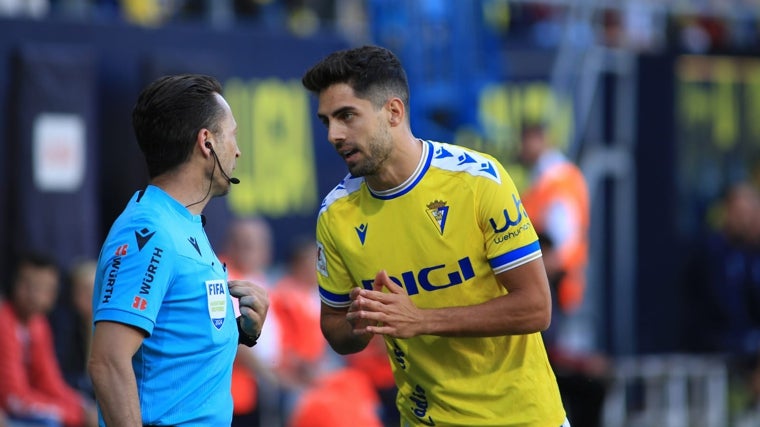 Sobrino pide explicaciones durante el Cádiz - Las Palmas.