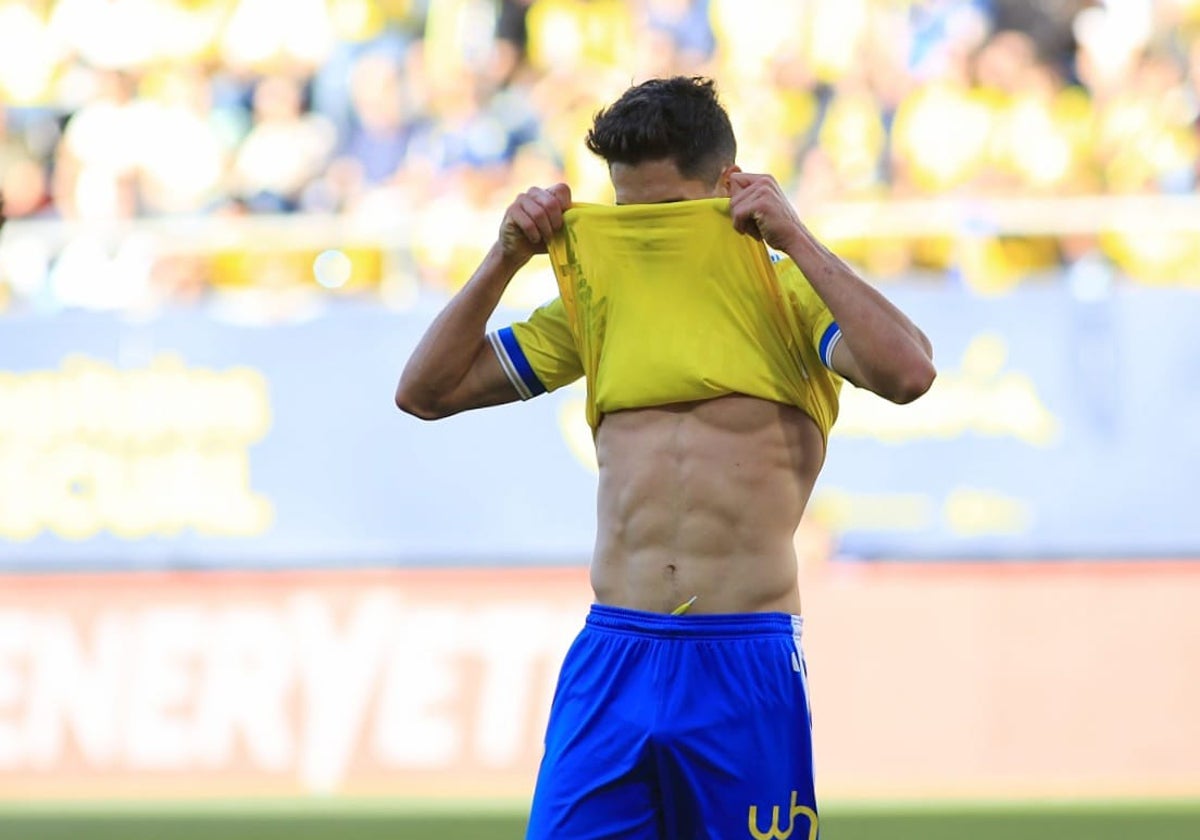 Sobrino se lamenta durante el Cádiz - Las Palmas.