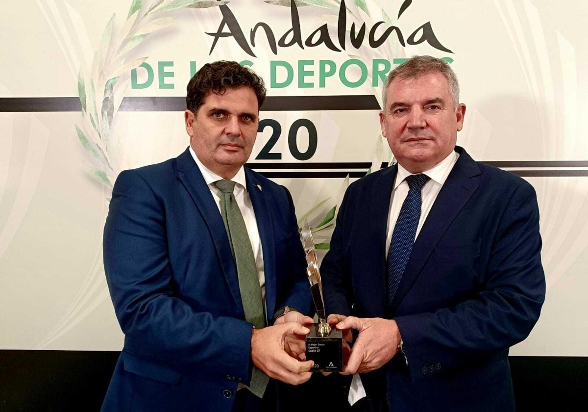 Contreras y Vizcaíno reciben un premio.