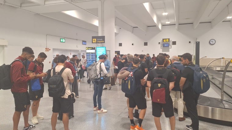 La expedición en el Aeropuerto de Sevilla.