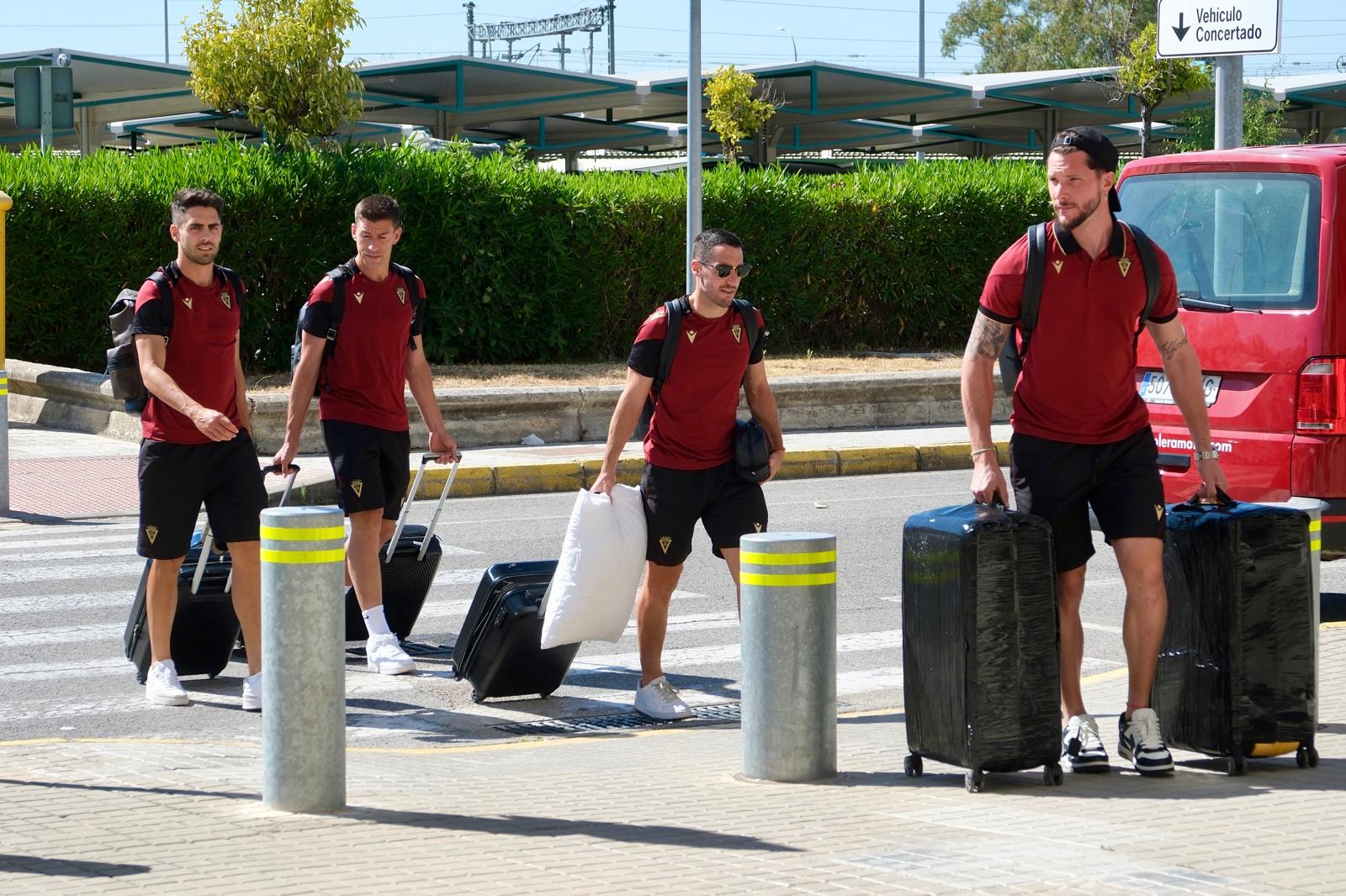 Fotos: Salida de la expedición del Cádiz CF rumbo a El Salvador