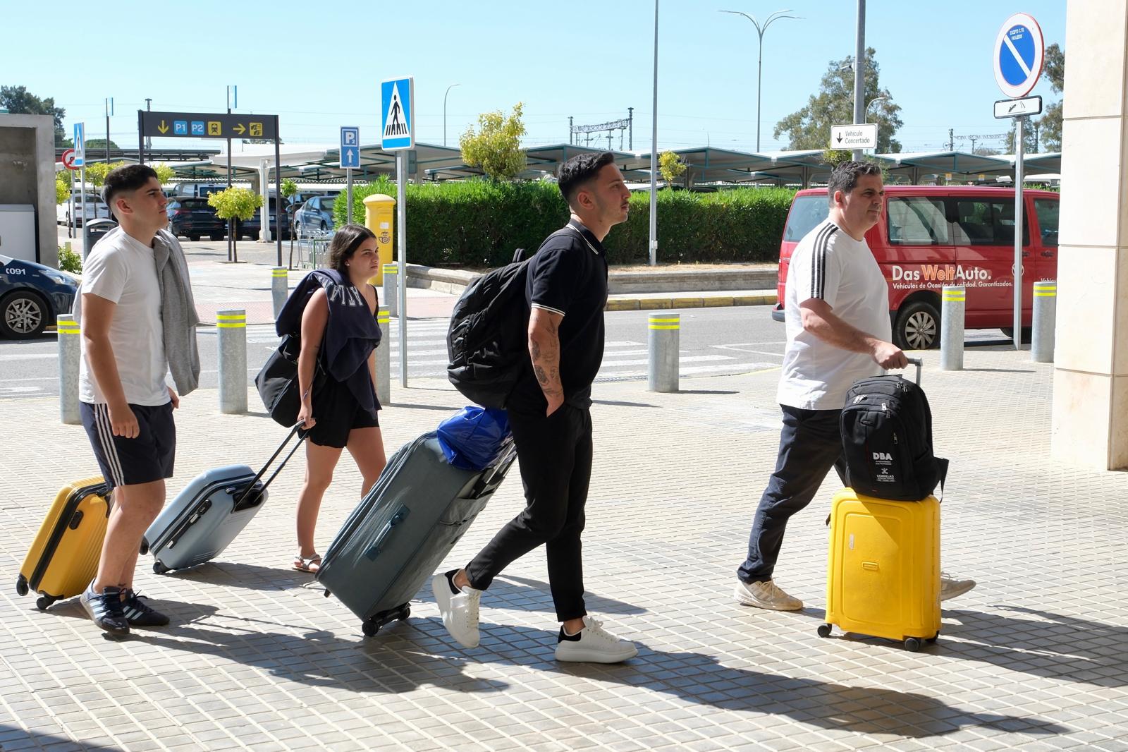 Fotos: Salida de la expedición del Cádiz CF rumbo a El Salvador