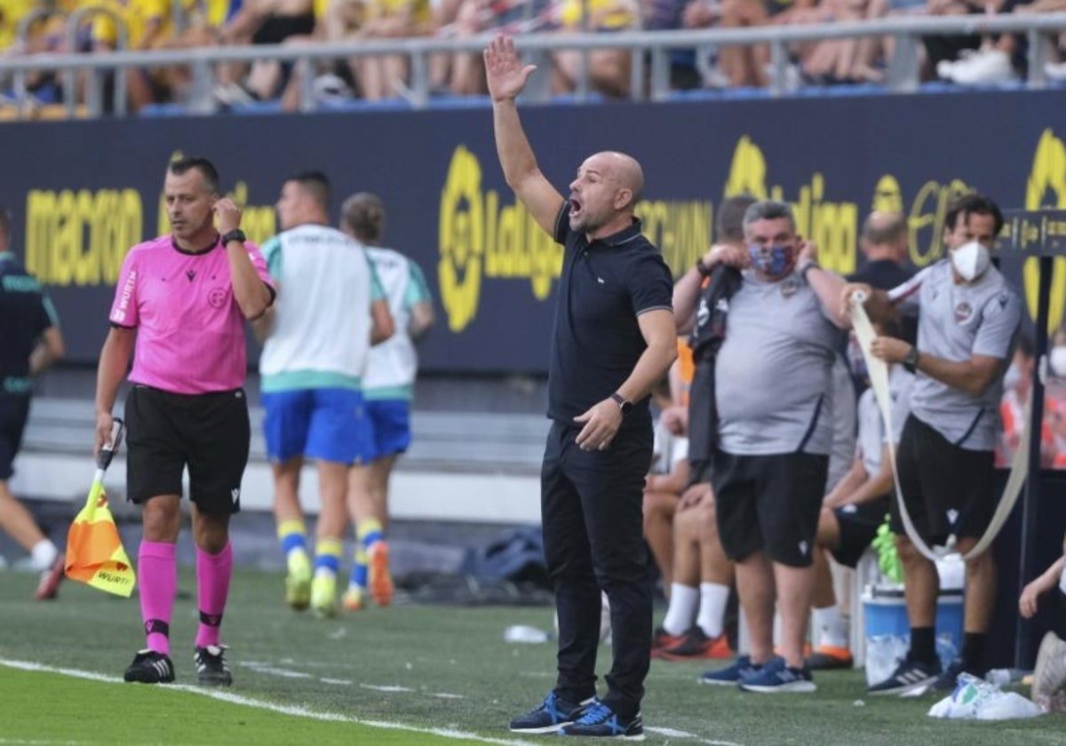 Paco López con el Levante en Carranza