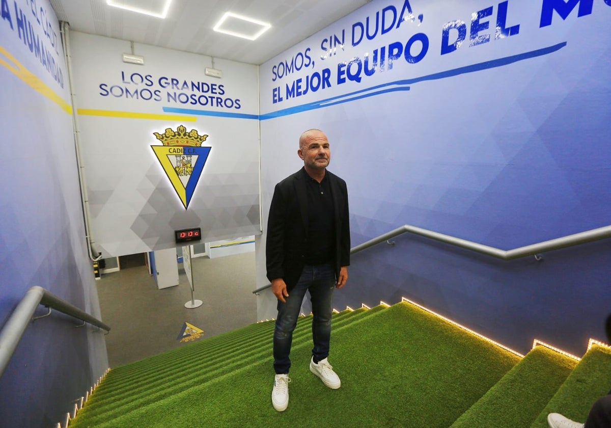 Paco López en la entrada a vestuarios de Carranza