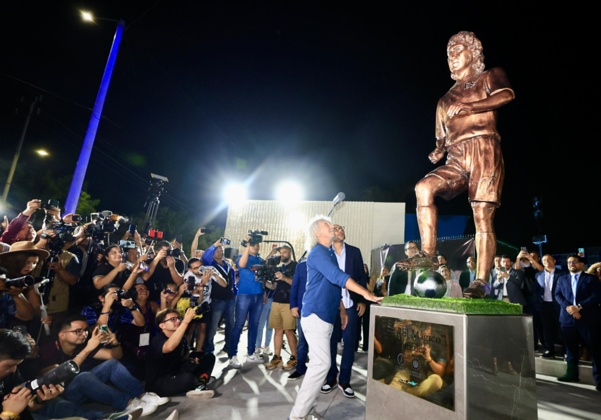 Mágico, junto a su estatua.