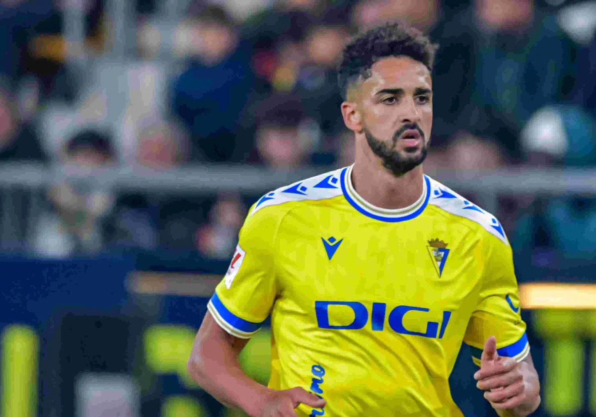 Chris Ramos en un partido con el Cádiz