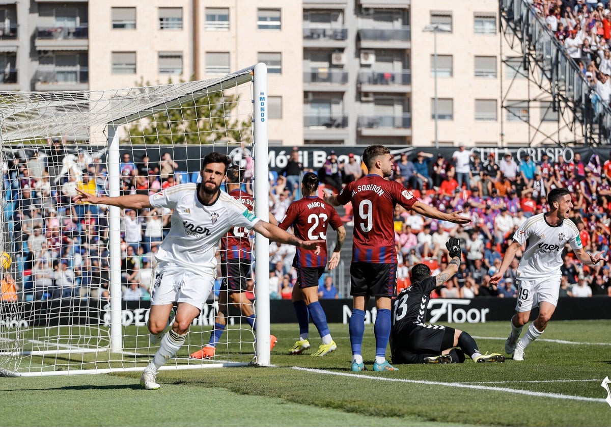 Cristian Glauder celebra un tanto con la camiseta del Albacete