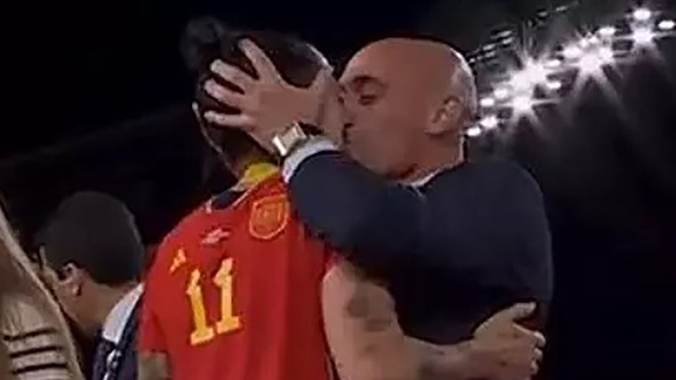 El beso de Luis Rubiales a Jenni Hermoso.