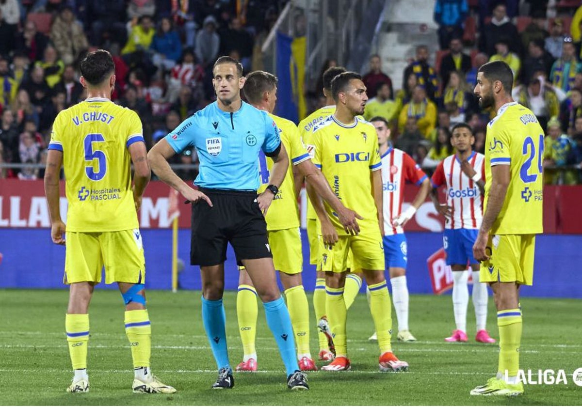 Jugadores y colegiado esperan la decisión del VAR