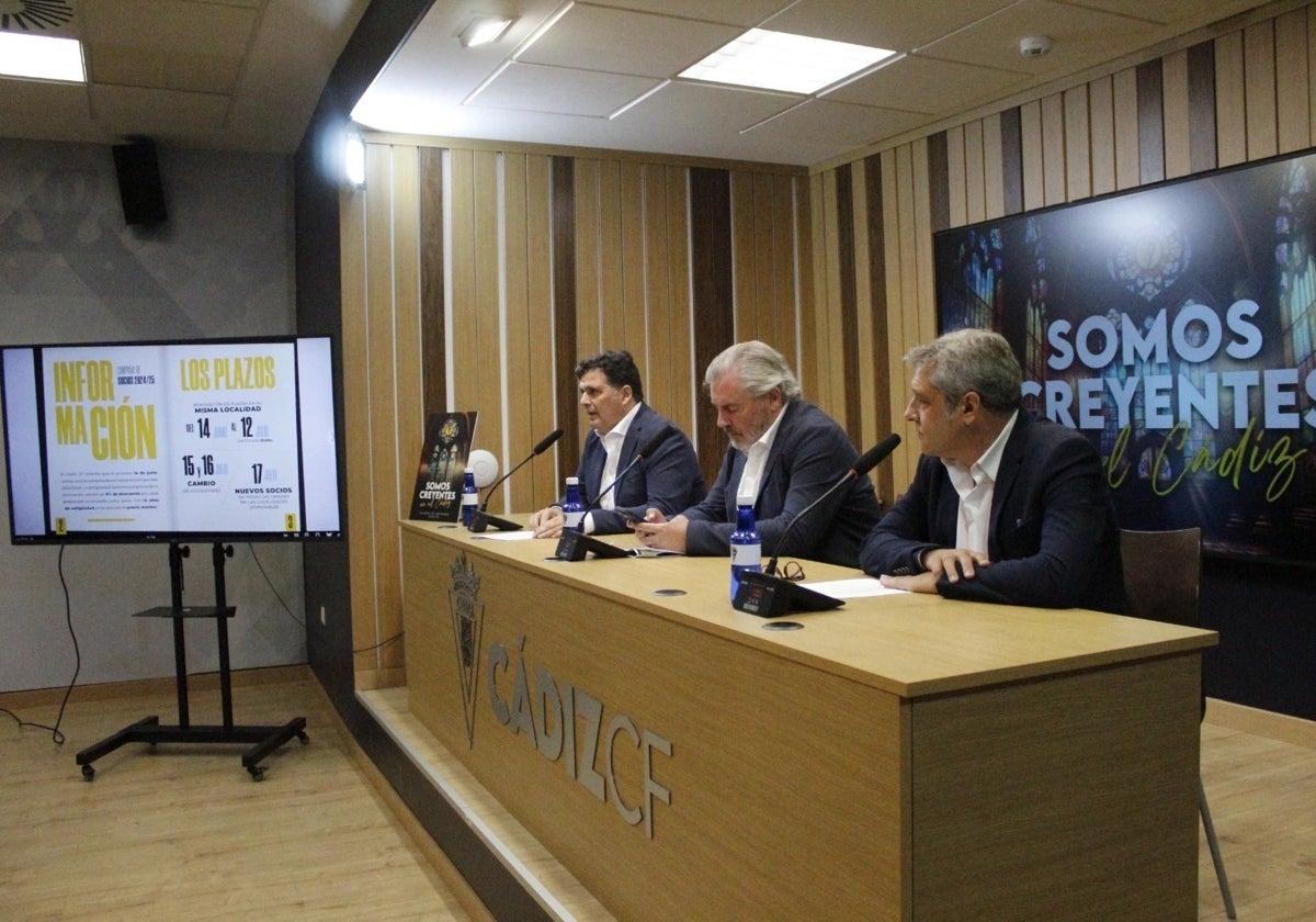 Rafael Contreras, Manuel Vizcaíno y Pepe Mata, el día de la presentación de la campaña de abonados 2024/25