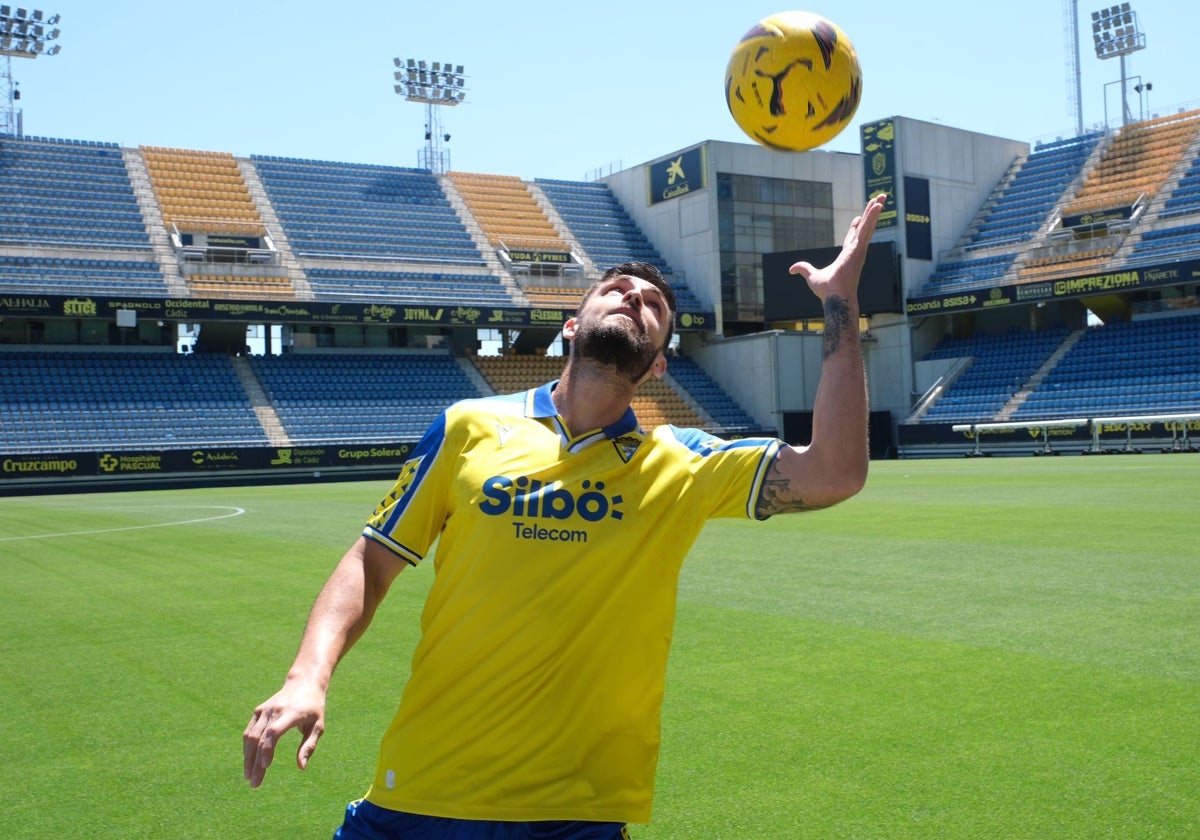 Antonio Cristian Glauder ya luce la elástica del Cádiz CF.