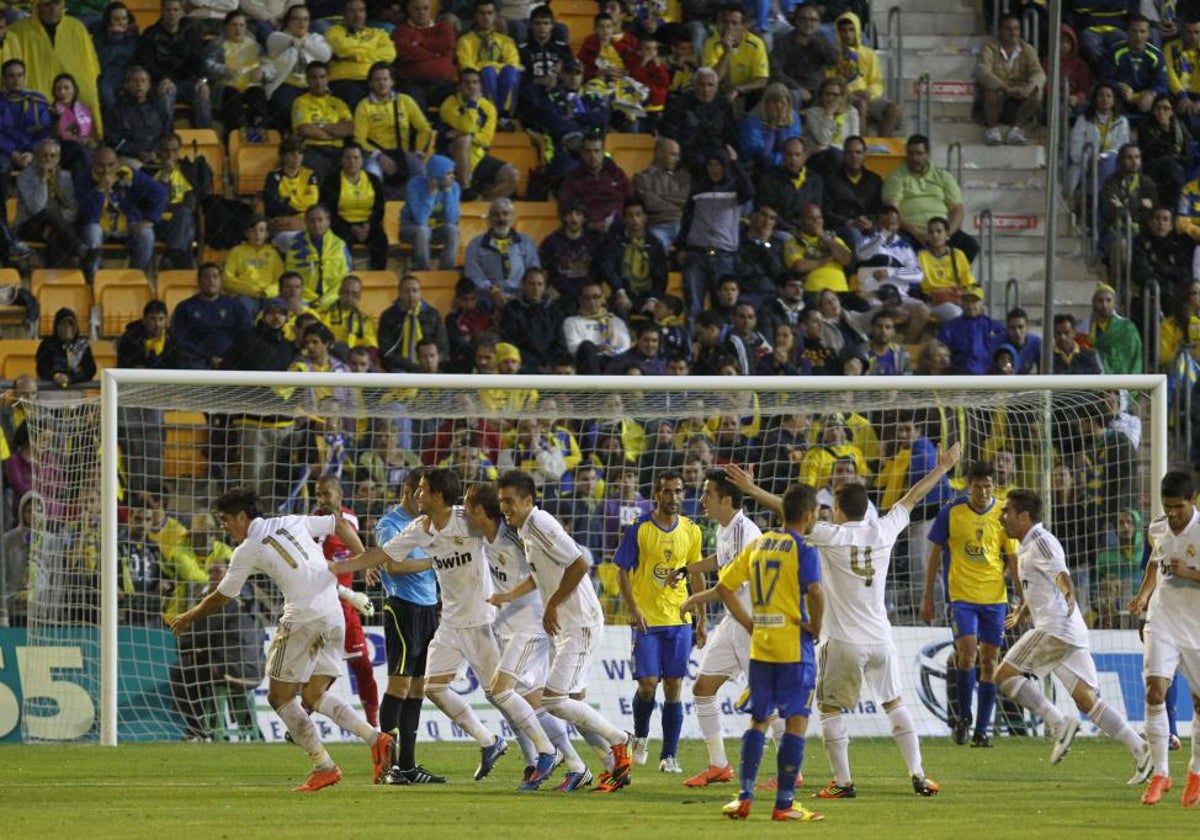 Morata, Joselu, Nacho y Carvajal, entre otros, celebran el Cádiz 0 Real Madrid Castilla 3 de hace 12 años.