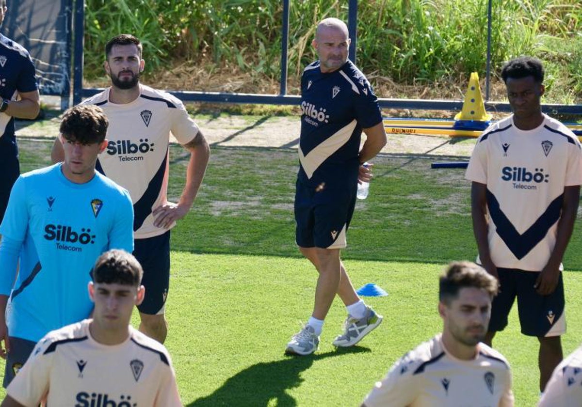 Paco López, en el centro de la imagen, pensativo durante una sesión de entrenamiento