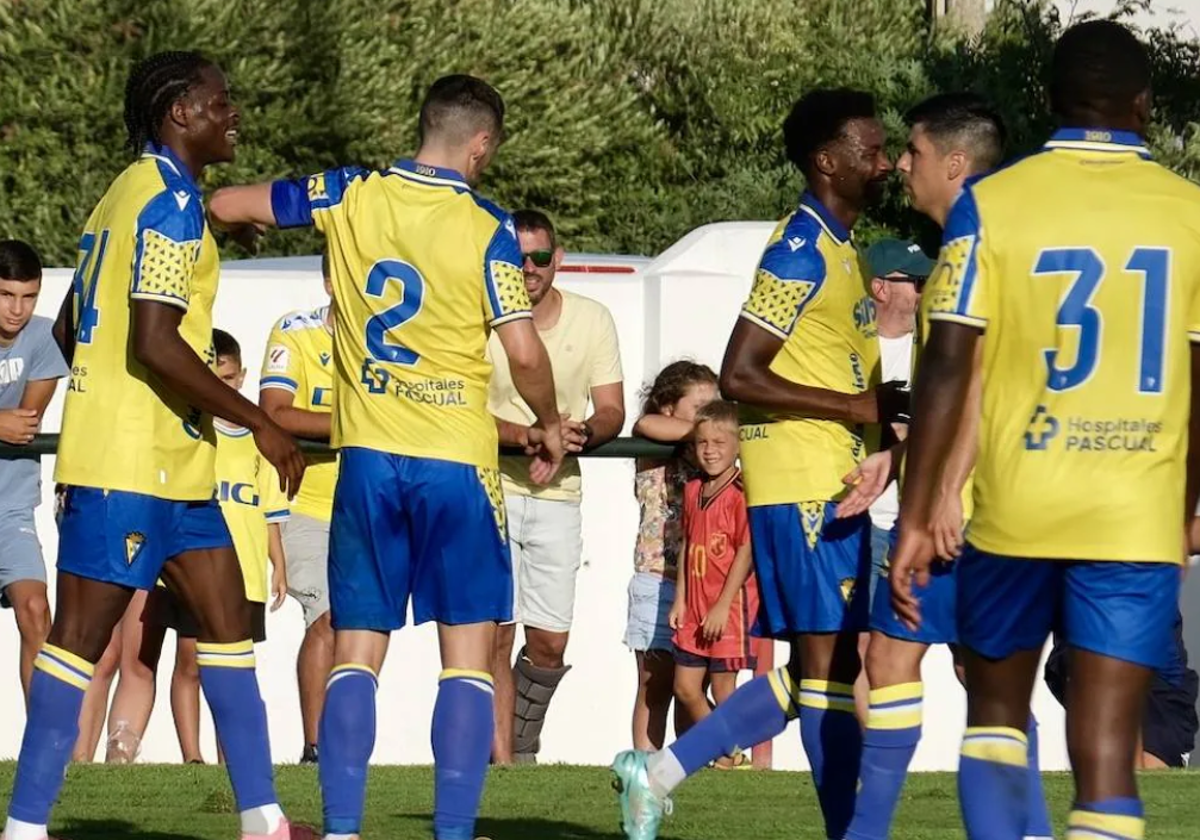 Los jugadores del Cádiz celebran uno de los tantos frente al Barbate.