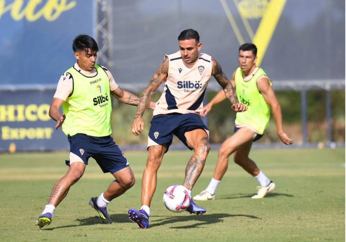 Arzamendia entrenando junto a Roger Martí