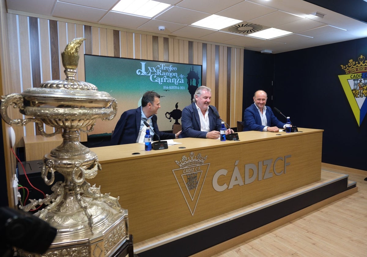 Bruno García, Manuel Vizcaíno y Juan José Ortiz, durante la presentación del LXX Trofeo Carranza