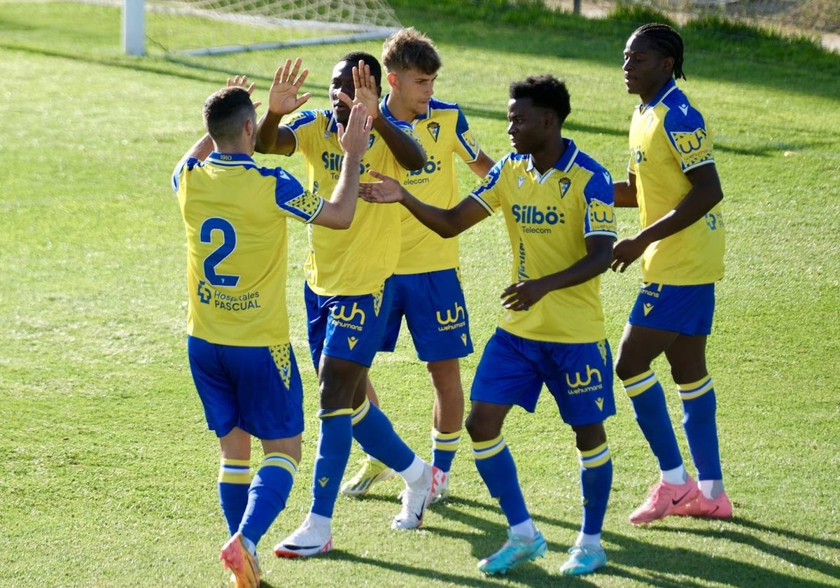 Los jugadores del Cádiz celebran el tanto inicial de Mwepu