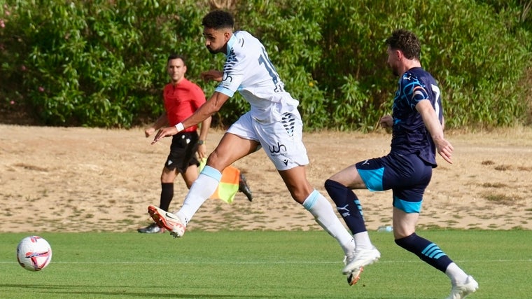 Chris Ramos en el amistoso contra el Blackpool FC.