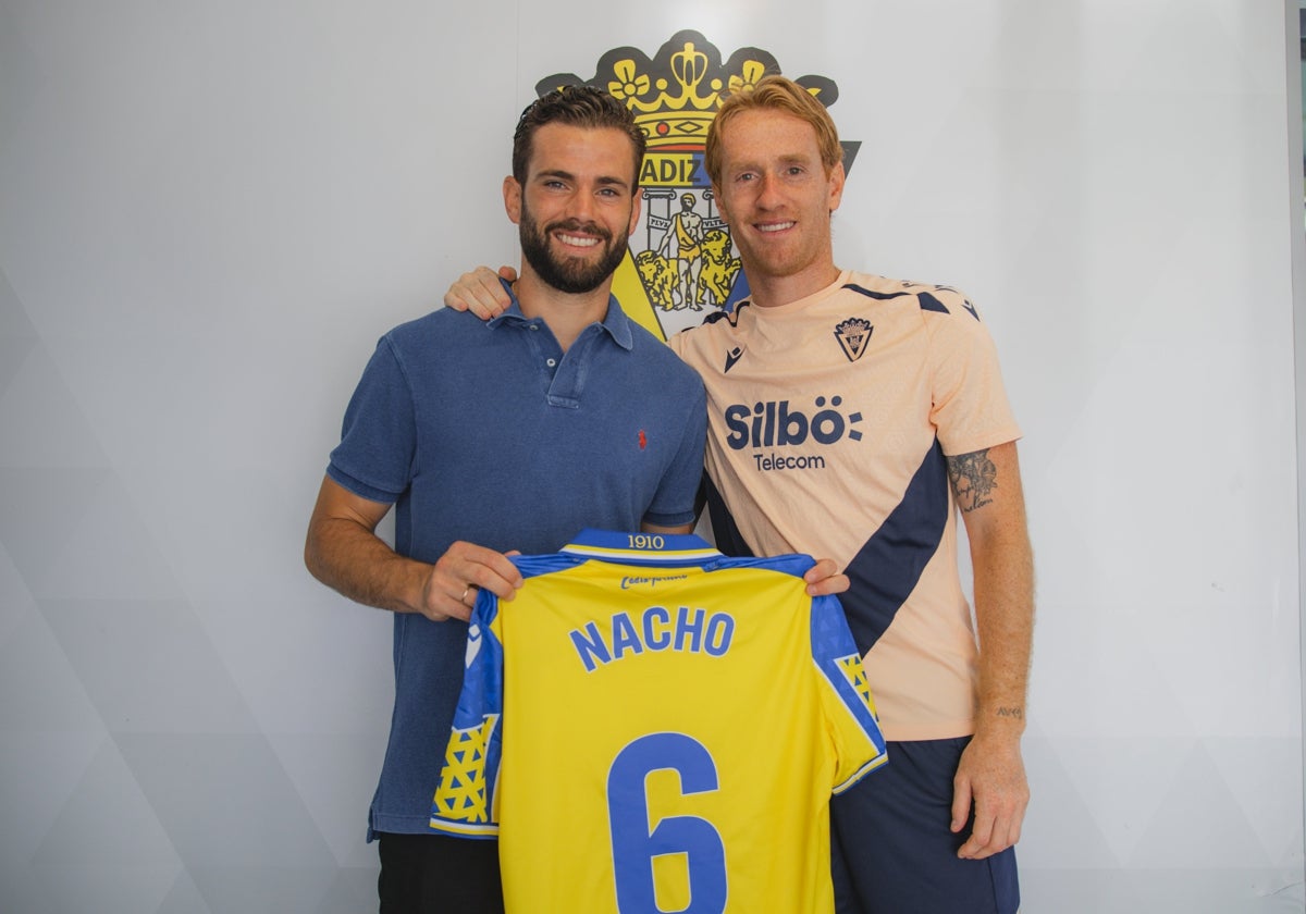 Nacho junto a Álex Fernández y la camiseta del Cádiz CF