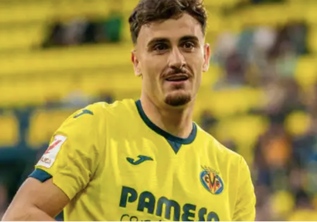 Álex Forés celebra un tanto con el Villarreal B