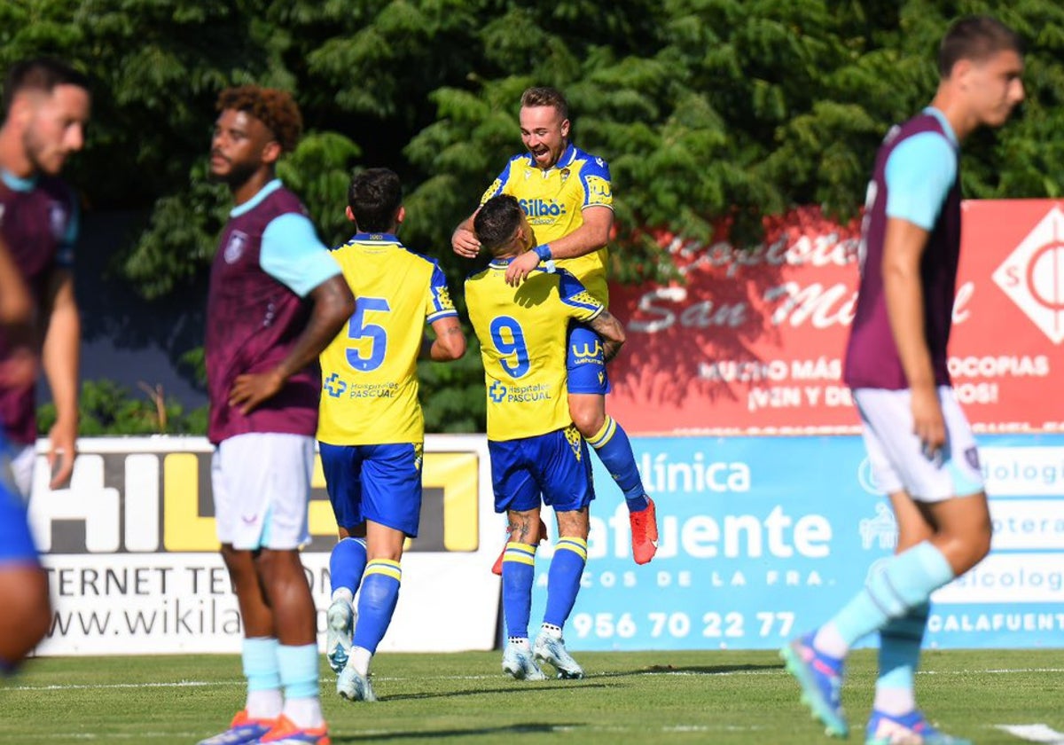 Ontiveros celebrando con Roger ante el Burnley.