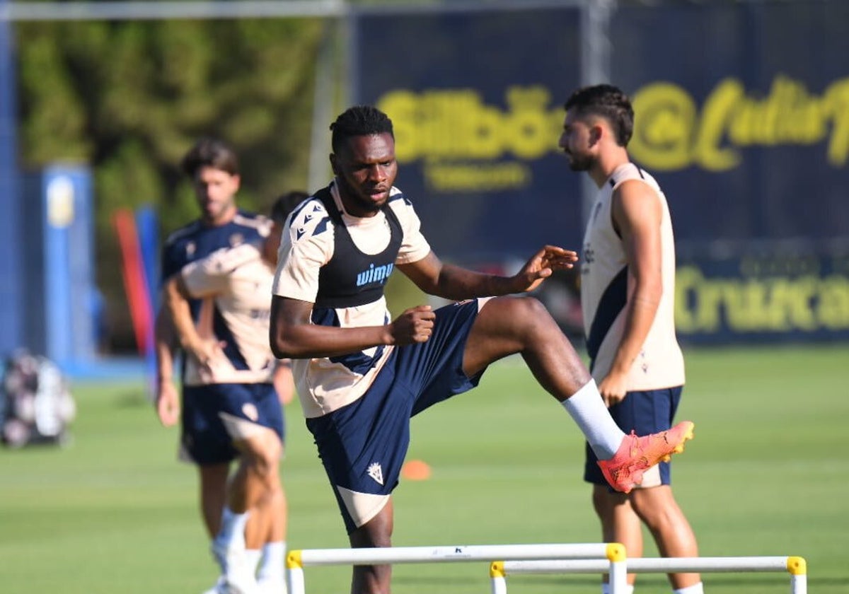 Kouamé en un entrenamiento con el Cádiz