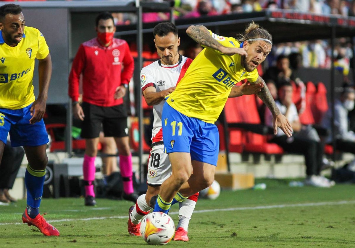 Álvaro Jiménez en uno de sus pocos encuentros oficiales con el Cádiz CF.