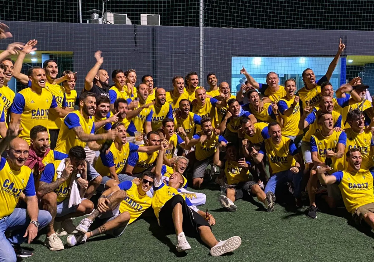 La plantilla del Cádiz CF celebra el ascenso a Primera en el año 2020.