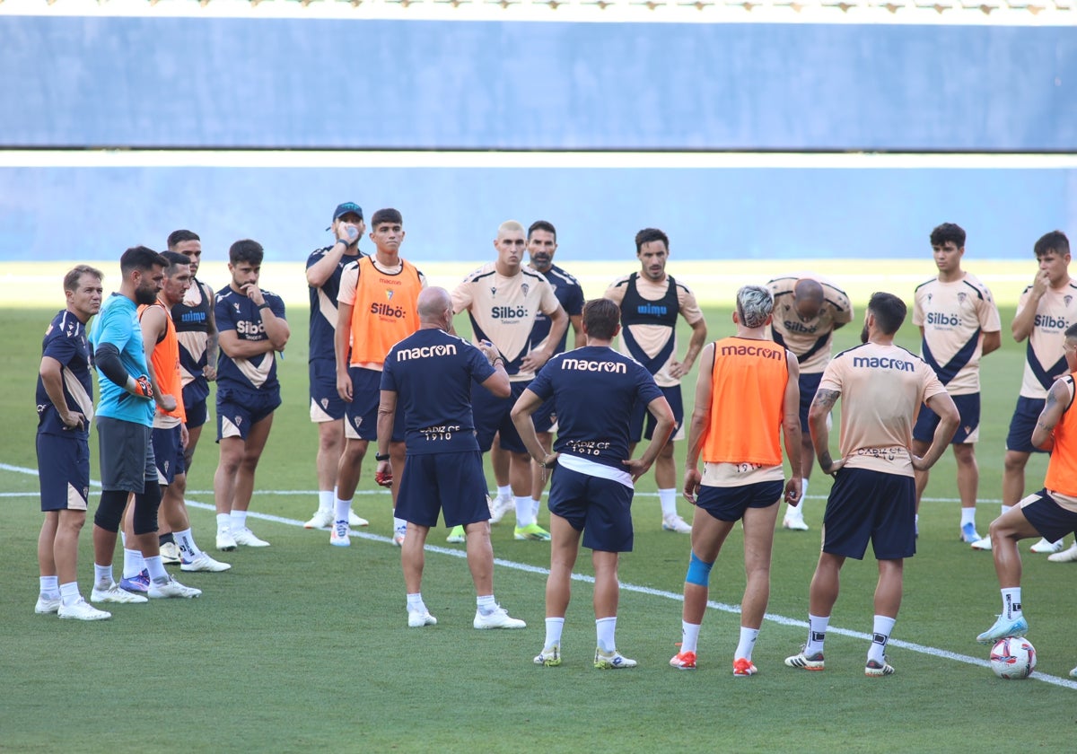 Paco López se dirige a sus jugadores en la previa del Trofeo Carranza.